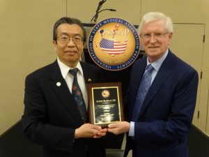 Robert T. Gunby, MD (Texas),Vice President (right) presents outgoing OSMAP President, Albert M. Kwan, MD (New Mexico) with a plaque recognizing his leadership and service to OSMAP for 2017-18.
